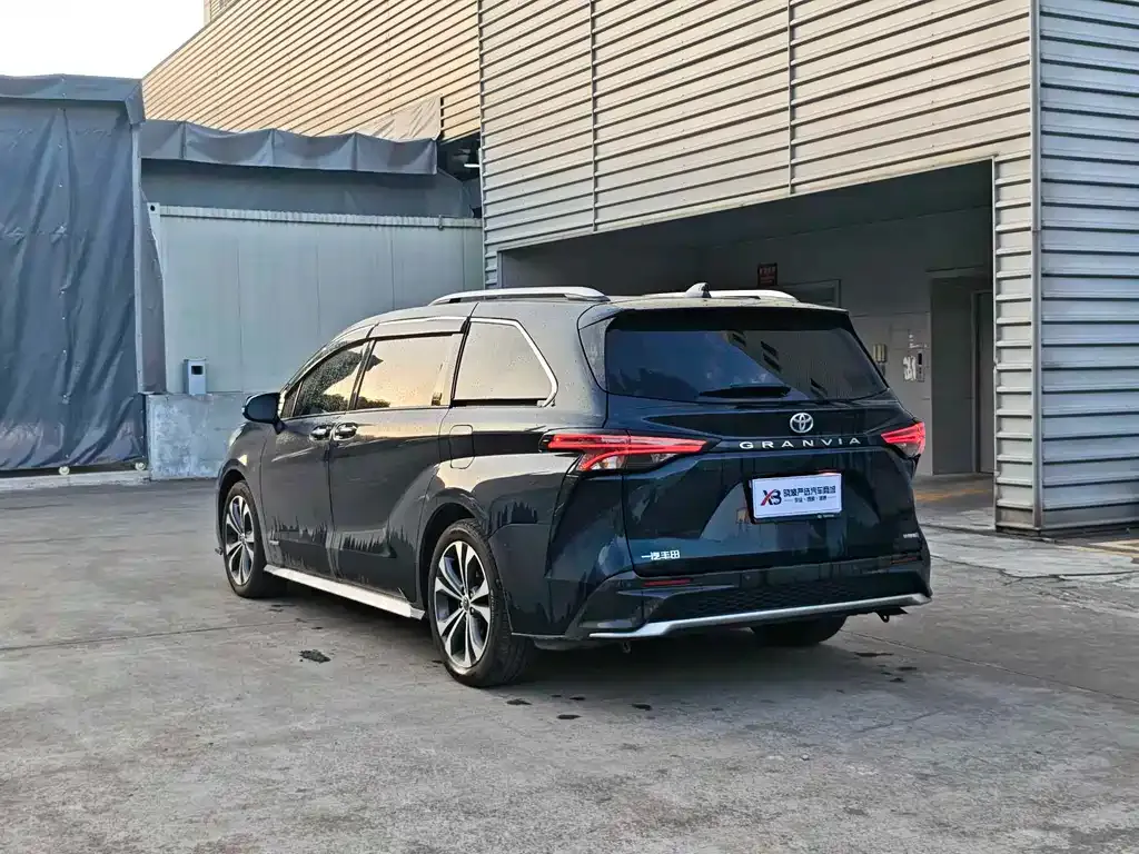 Toyota Granvia — фото 4