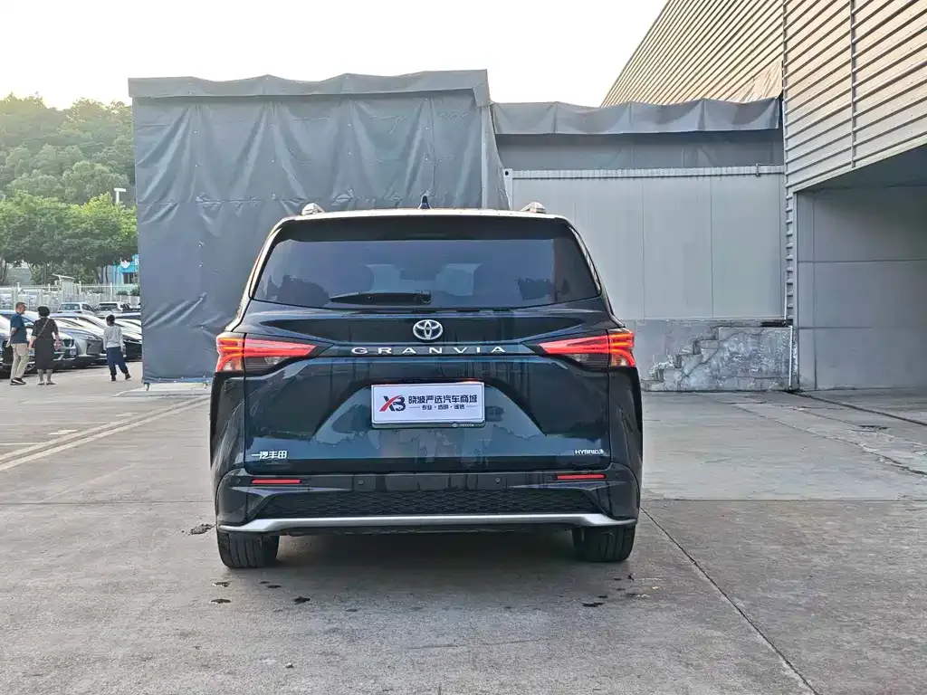 Toyota Granvia — фото 5