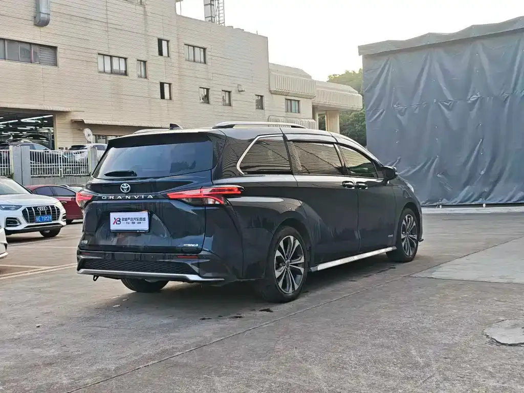 Toyota Granvia — фото 6