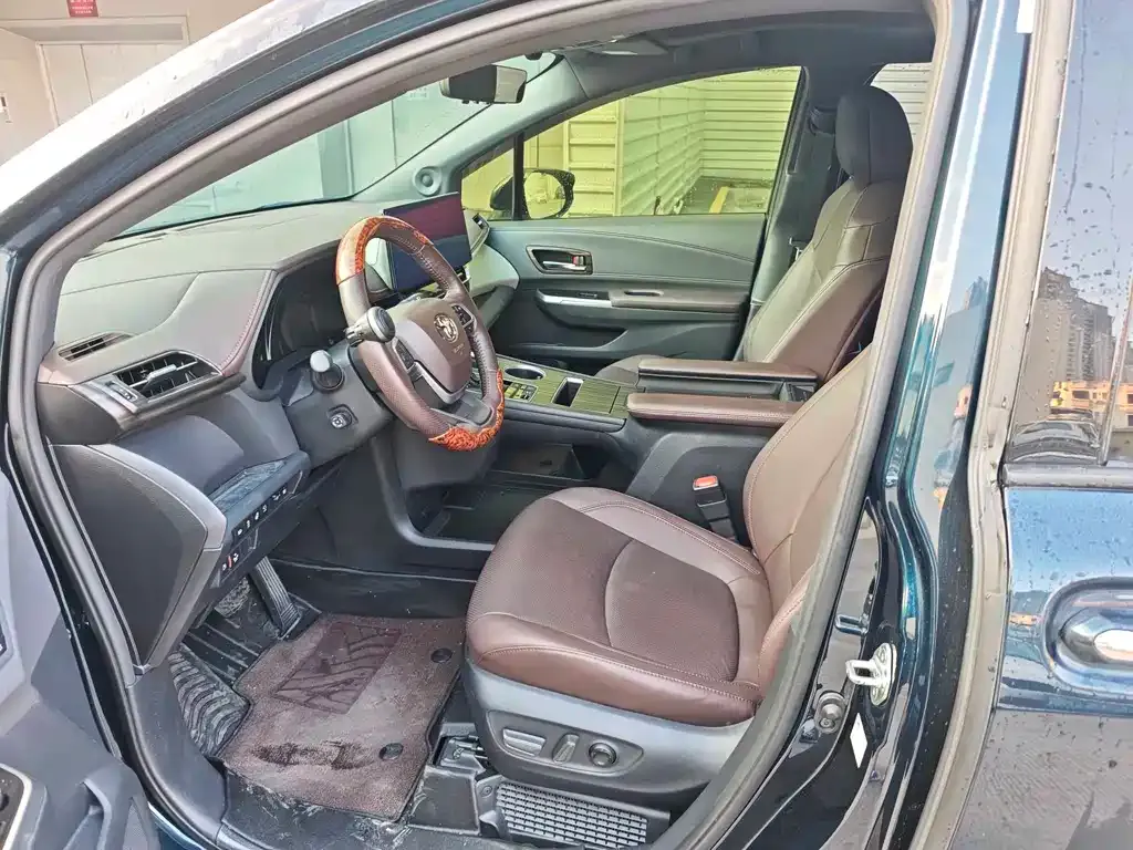 Toyota Granvia — фото 8