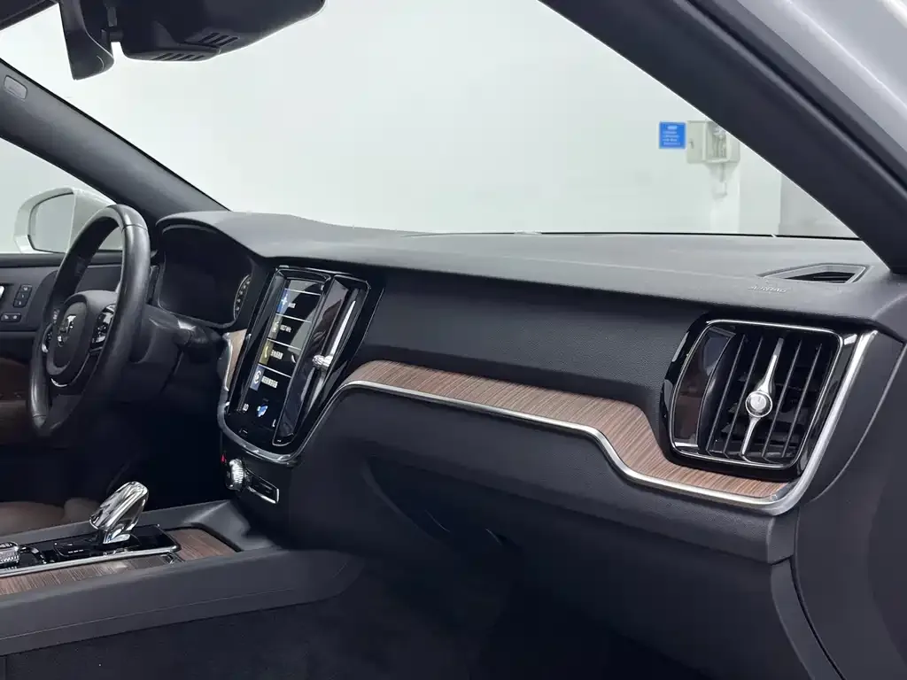 Volvo S60 — фото 10