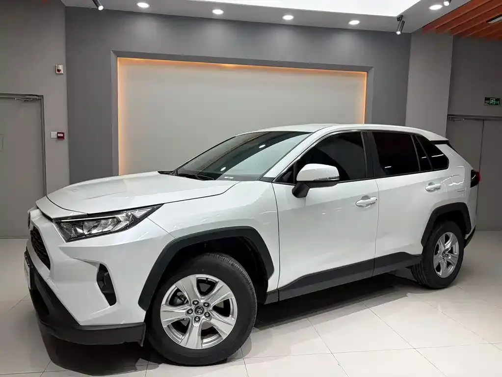 Toyota RAV4 — фото 1