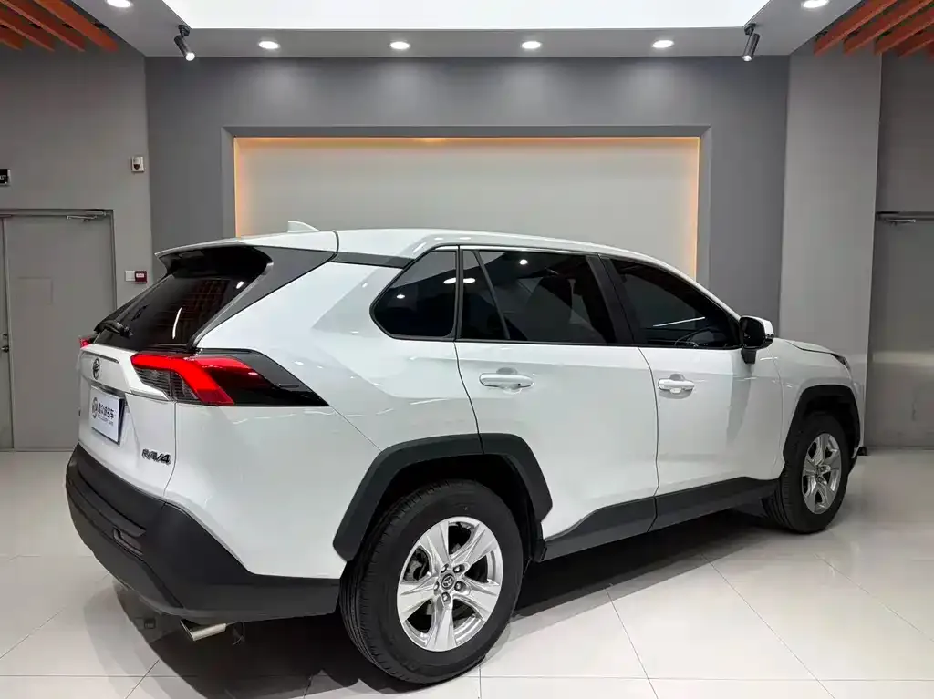 Toyota RAV4 — фото 4