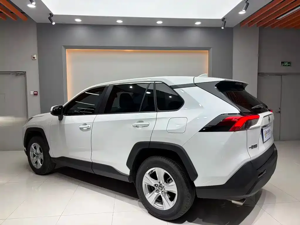 Toyota RAV4 — фото 6