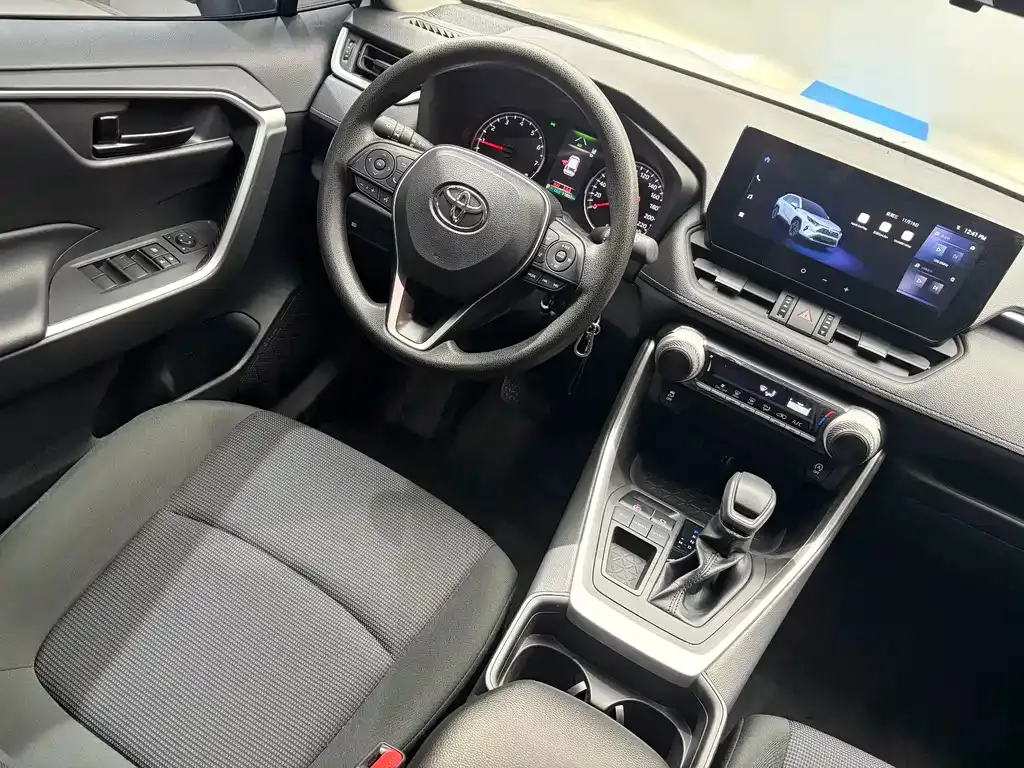 Toyota RAV4 — фото 8