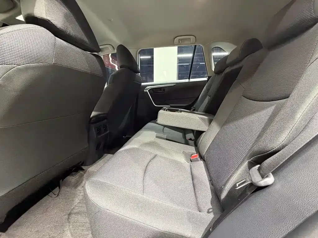 Toyota RAV4 — фото 9