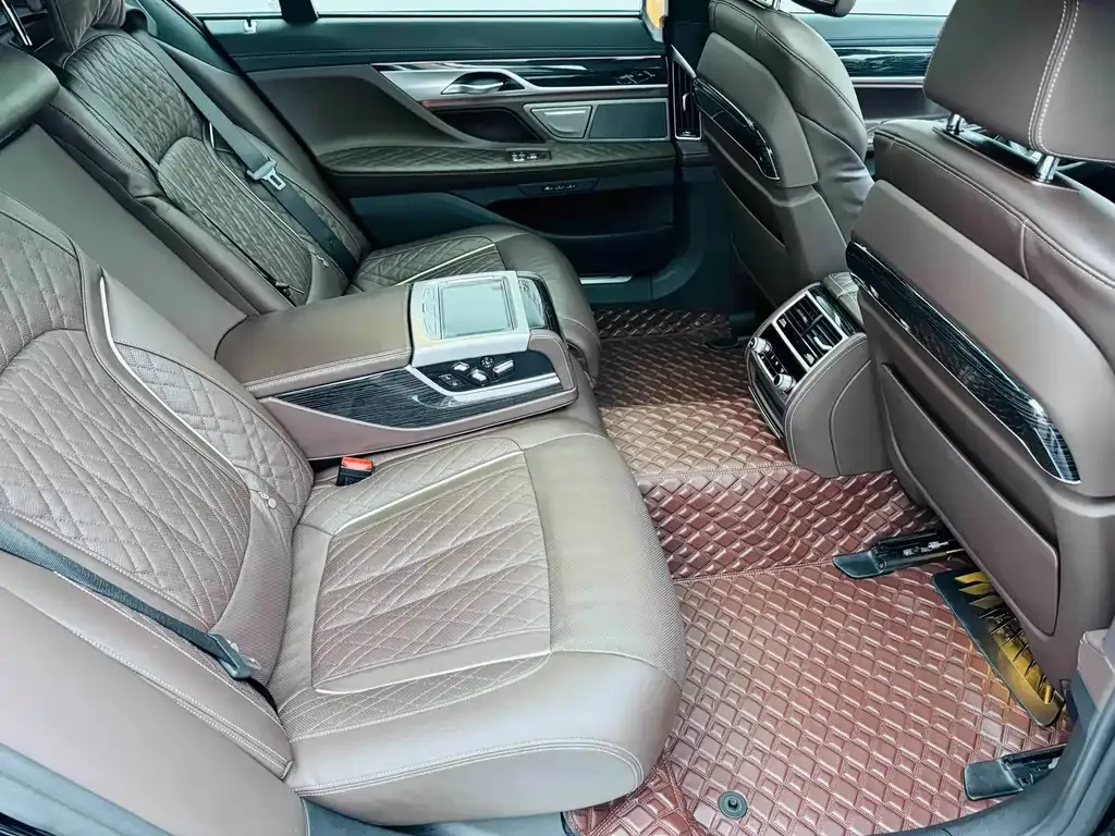 BMW 7 Series — фото 10