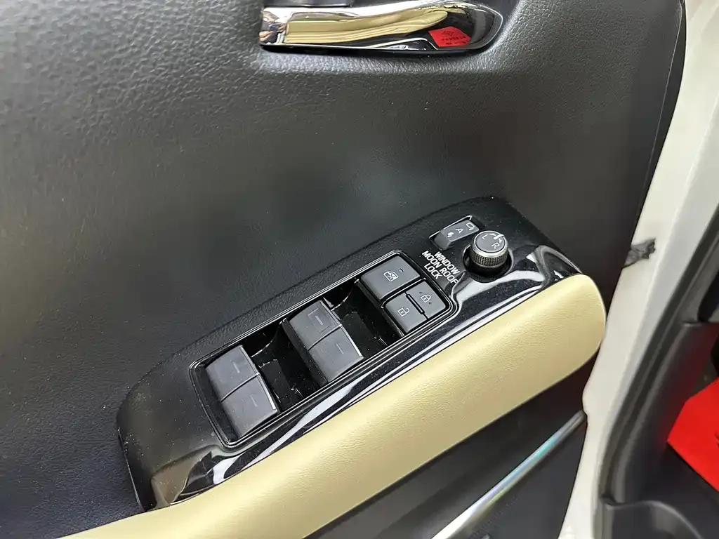 Toyota Alphard — фото 10