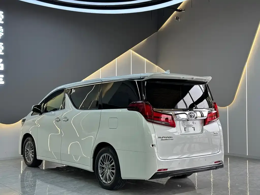 Toyota Alphard — фото 4