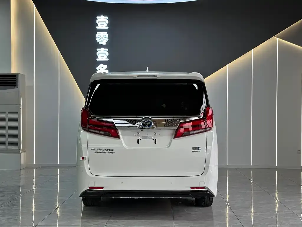 Toyota Alphard — фото 5