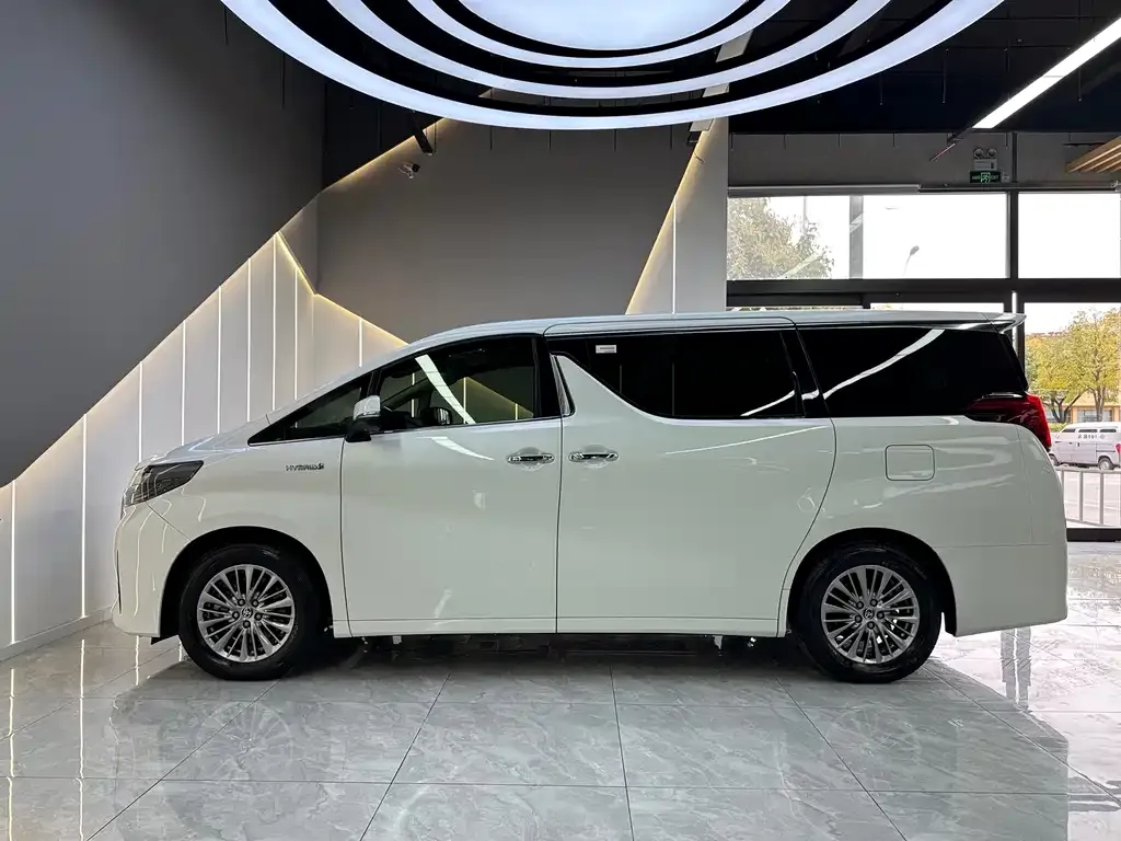 Toyota Alphard — фото 7