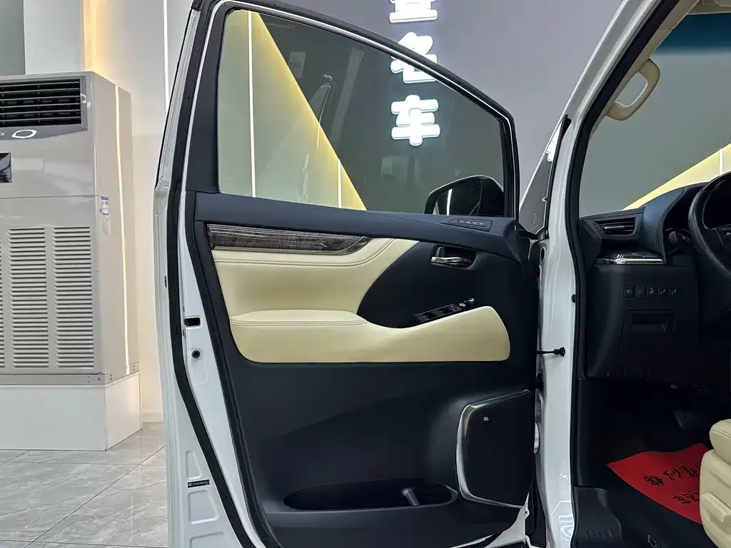 Toyota Alphard — фото 9