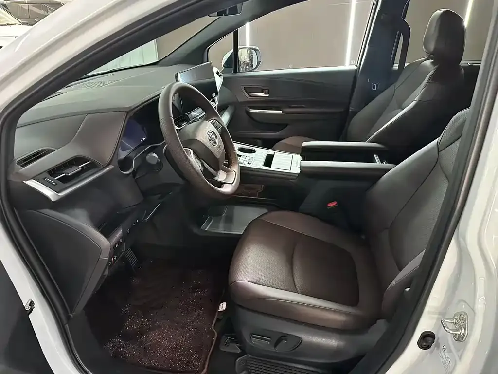 Toyota Granvia — фото 4