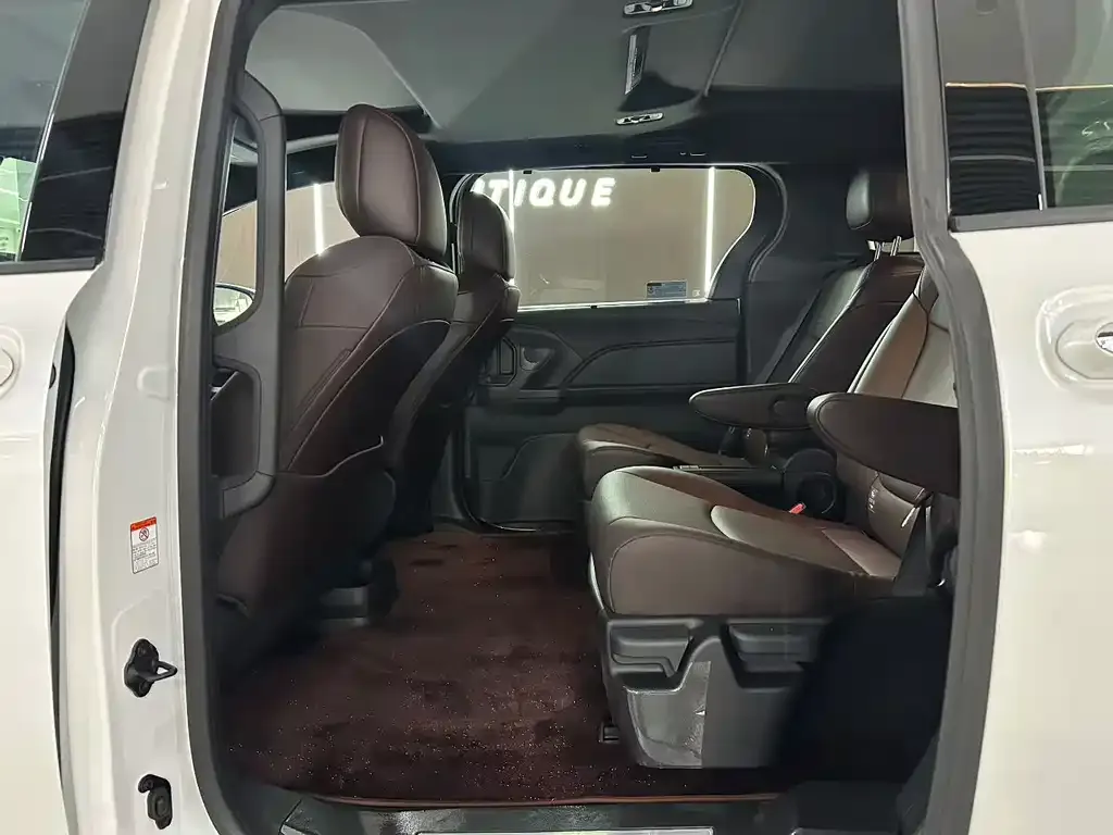 Toyota Granvia — фото 5
