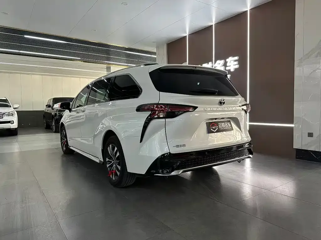 Toyota Granvia — фото 7