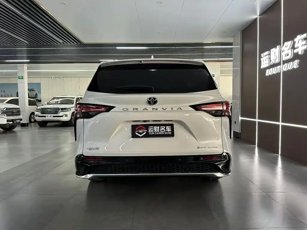 Toyota Granvia — фото 8