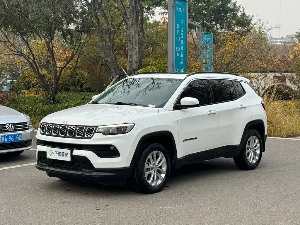Jeep Compass — фото 1