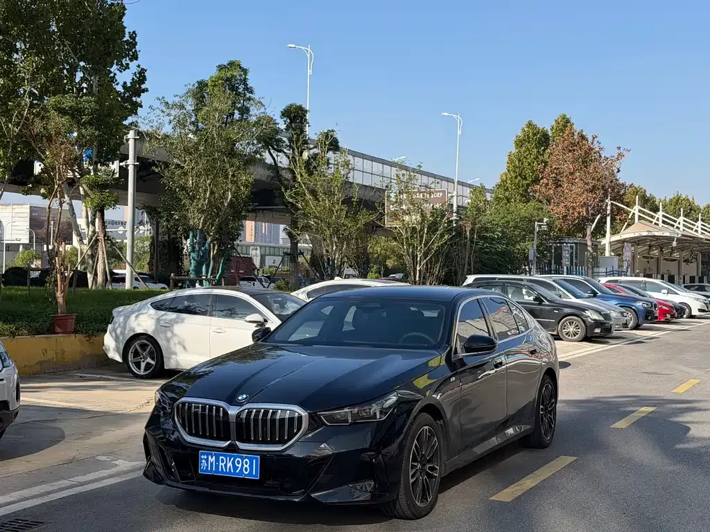 BMW 5 Series — фото 1