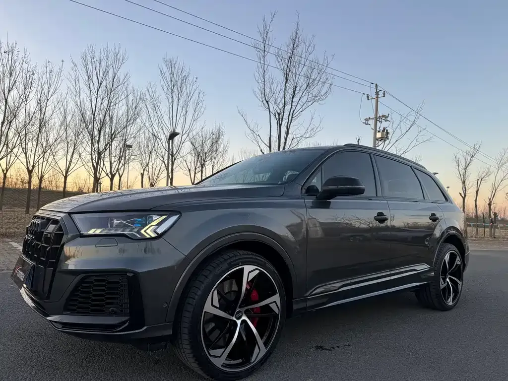 Audi SQ7 — фото 1