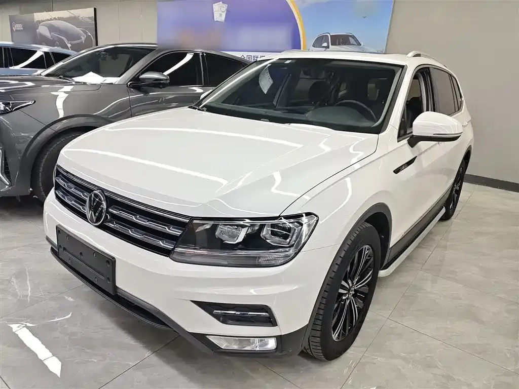 Volkswagen Tiguan L — фото 1