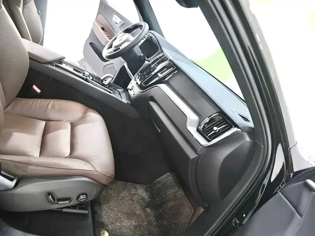 Volvo XC60 — фото 7