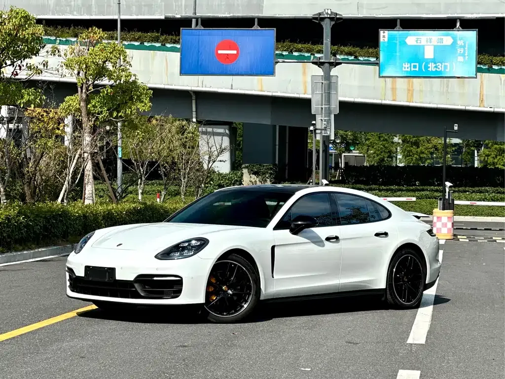 Porsche Panamera — фото 1
