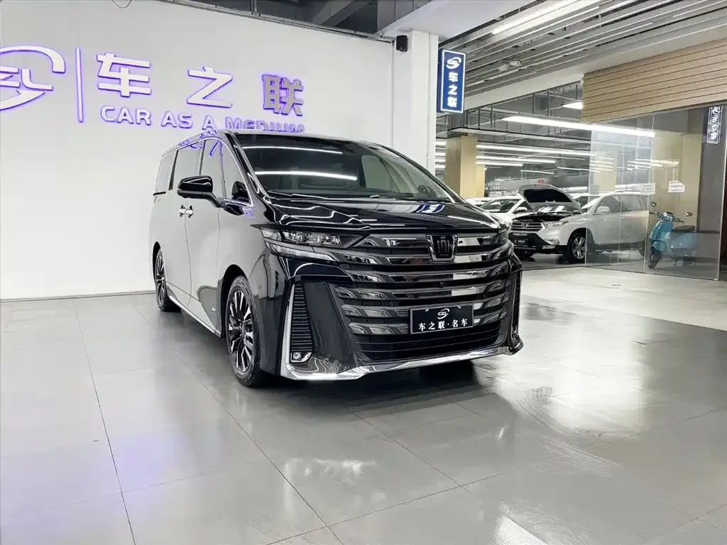 Toyota Vellfire — фото 1