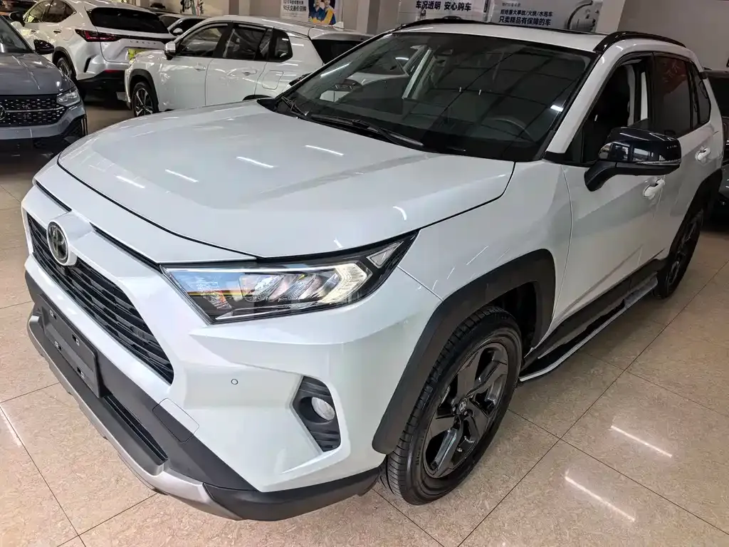 Toyota RAV4 — фото 1