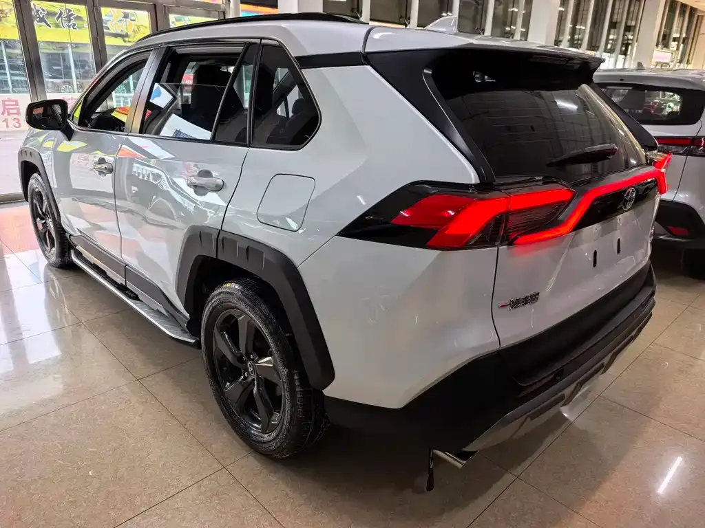 Toyota RAV4 — фото 4