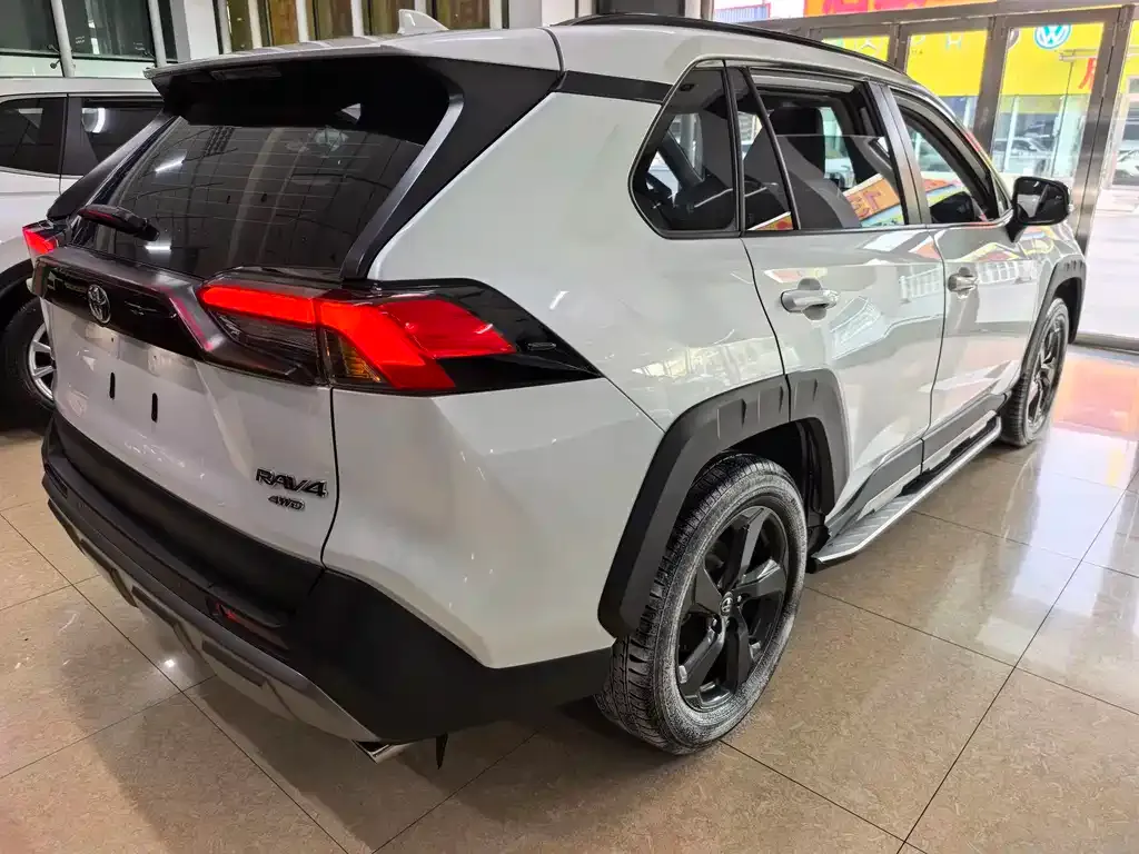 Toyota RAV4 — фото 5