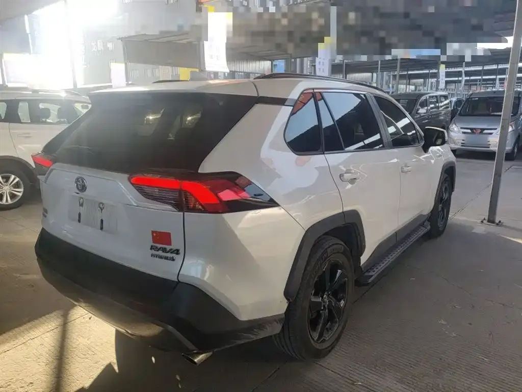 Toyota RAV4 — фото 7