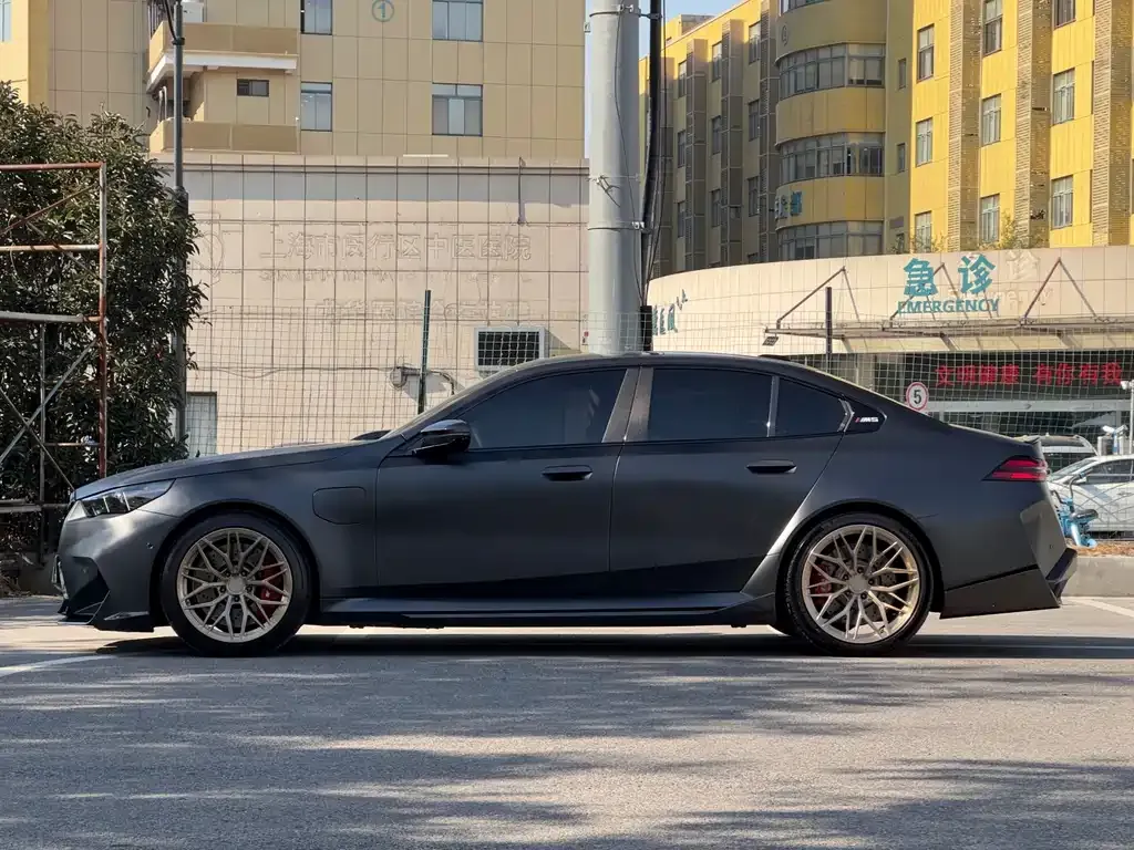 BMW M5 New Energy — фото 7