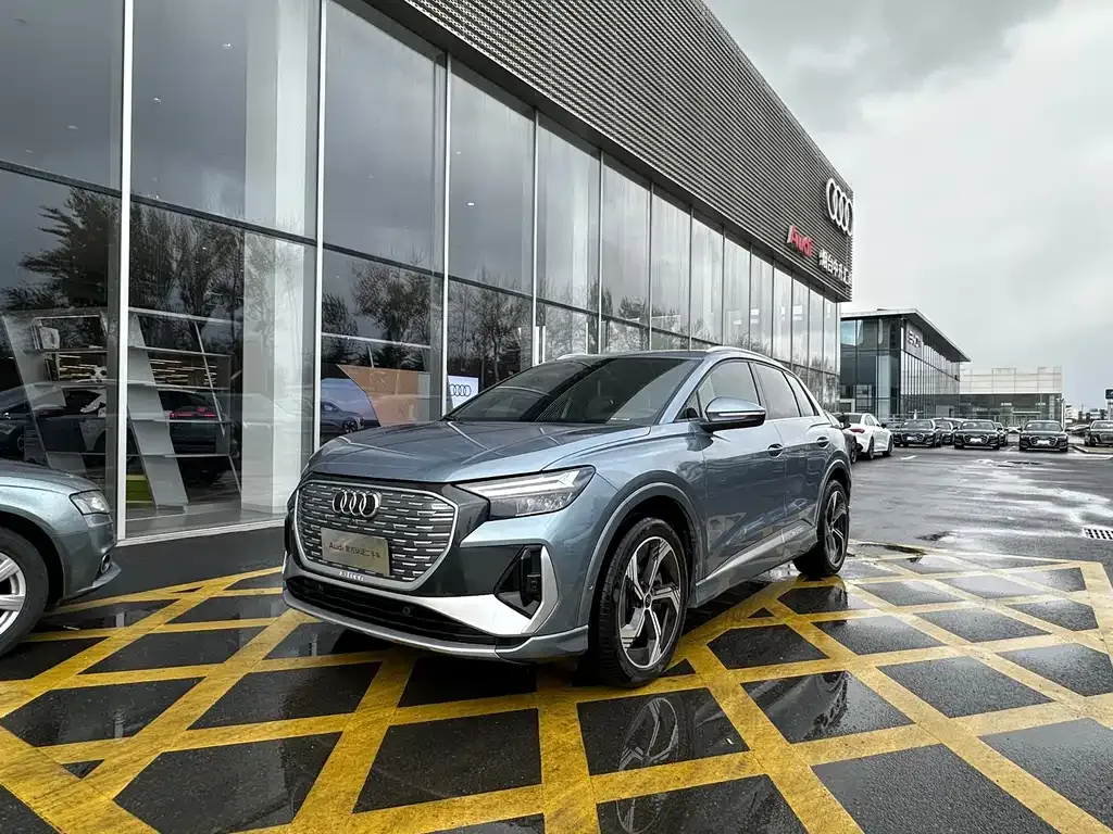 Audi Q4 e-tron — фото 1