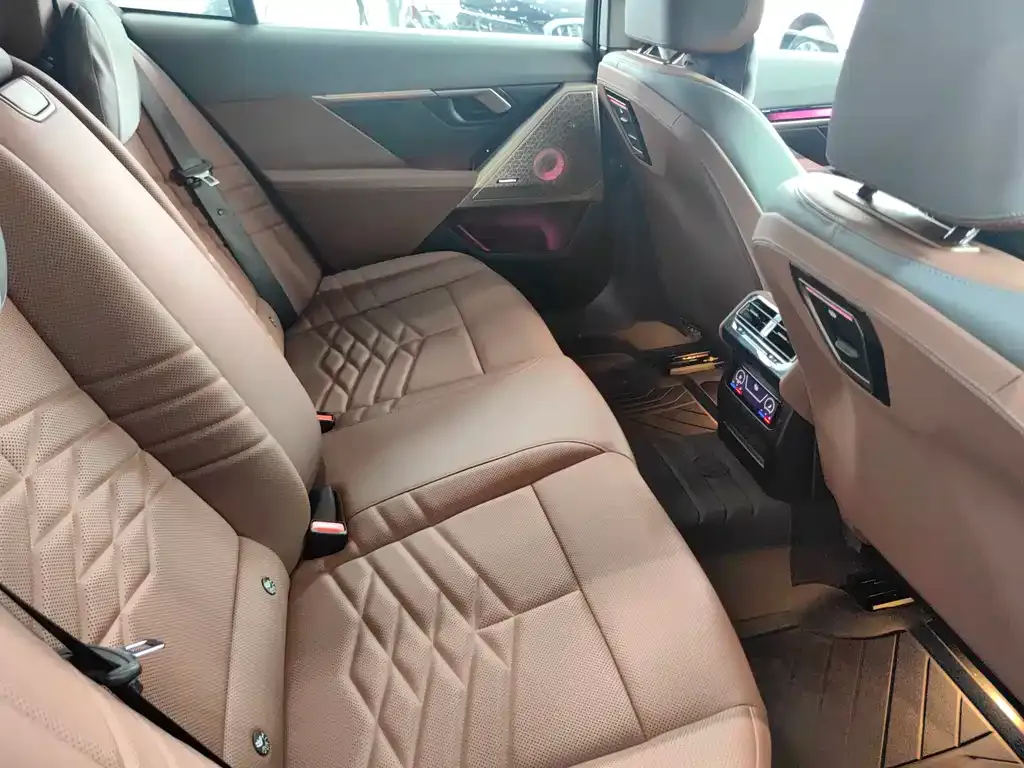 BMW 5 Series — фото 10