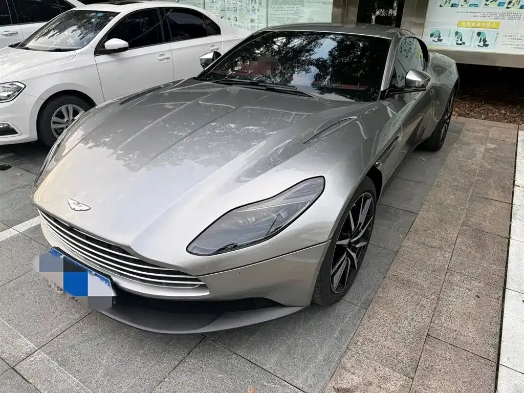 Aston Martin DB11 — фото 1