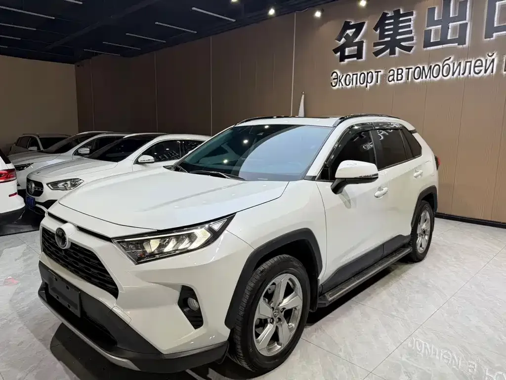 Toyota RAV4 — фото 1