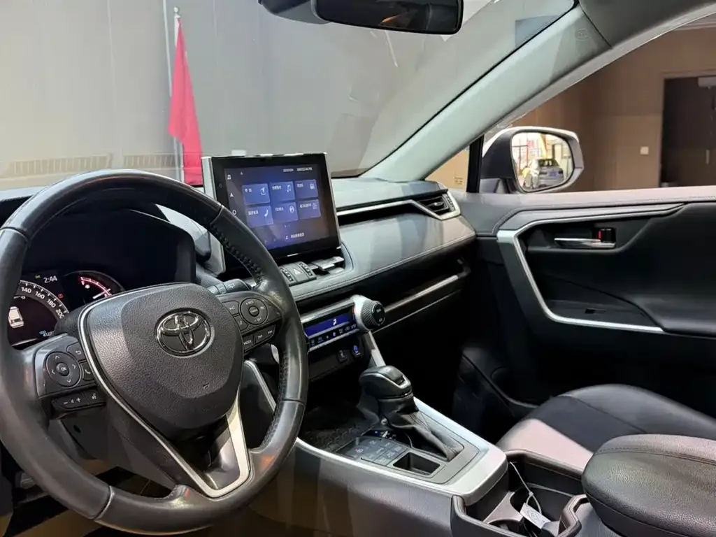 Toyota RAV4 — фото 7