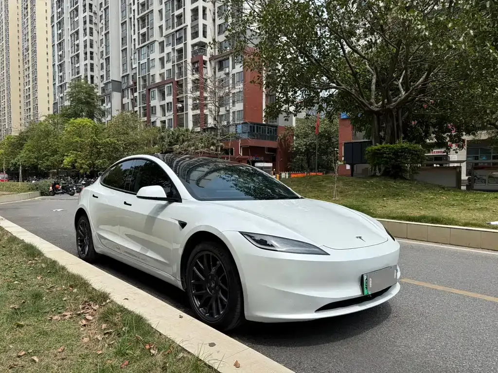 Tesla Model 3 — фото 1