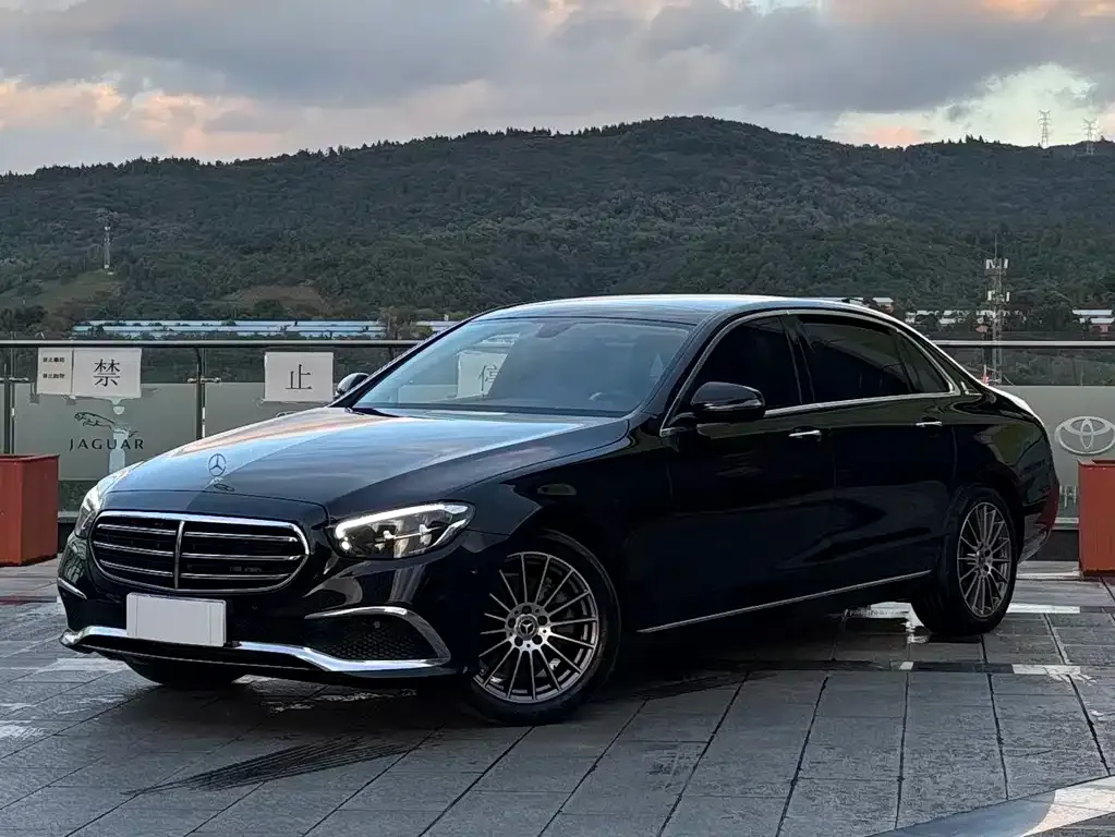 Mercedes-Benz E-Class — фото 1