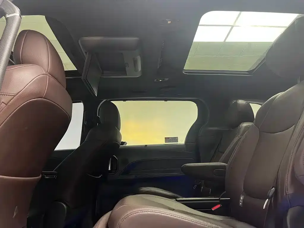 Toyota Granvia — фото 10