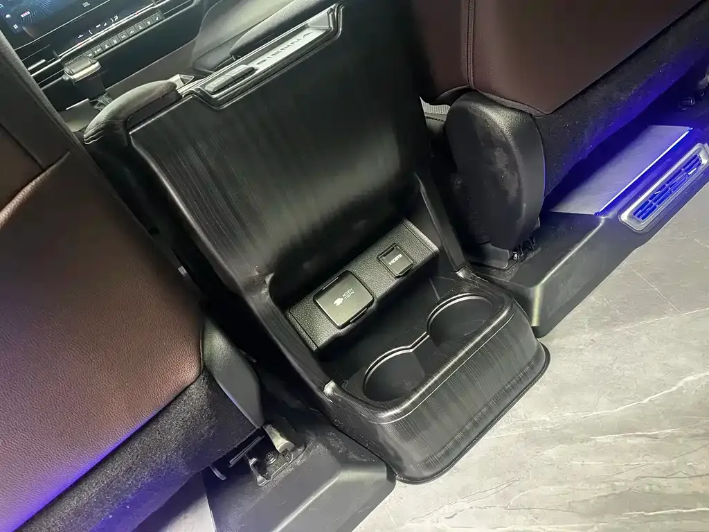 Toyota Granvia — фото 8