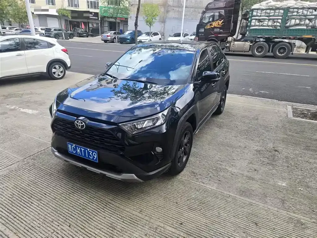 Toyota RAV4 — фото 1