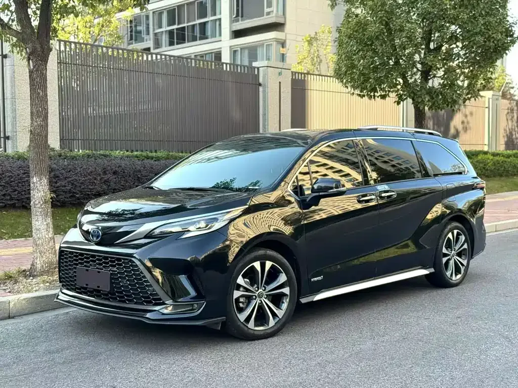 Toyota Granvia — фото 1