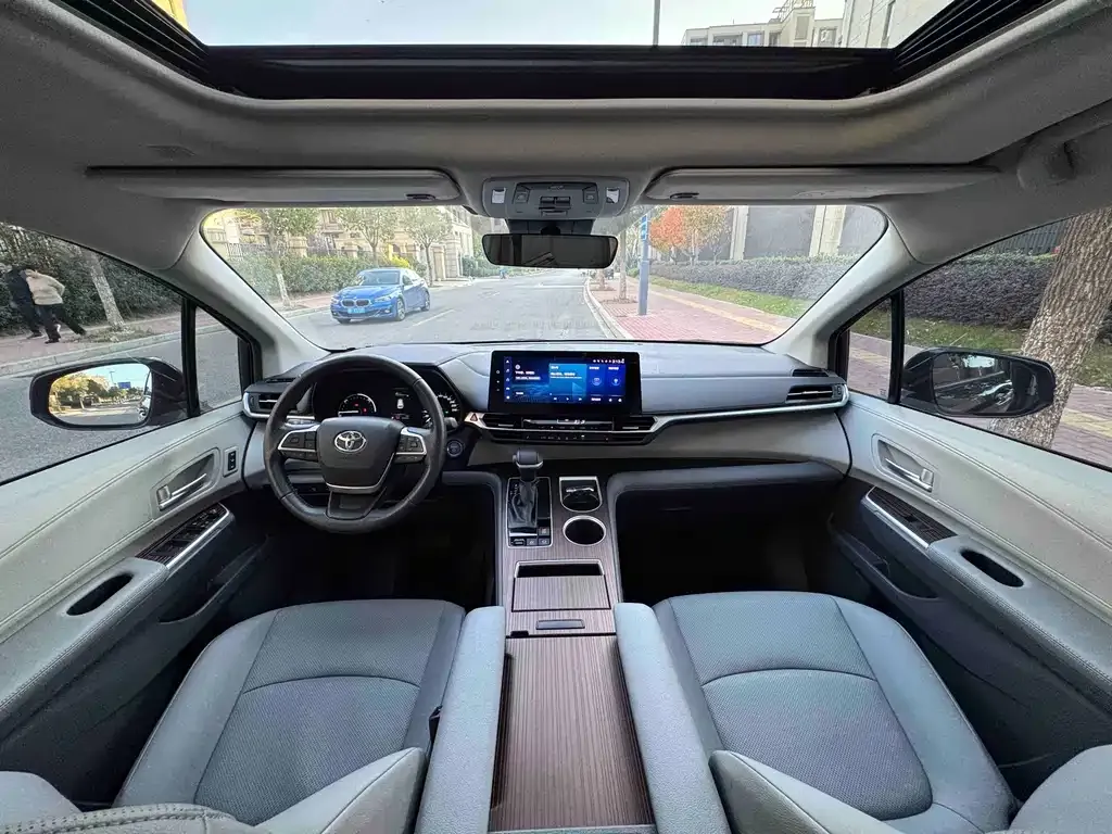 Toyota Granvia — фото 10