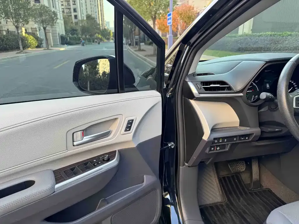 Toyota Granvia — фото 4