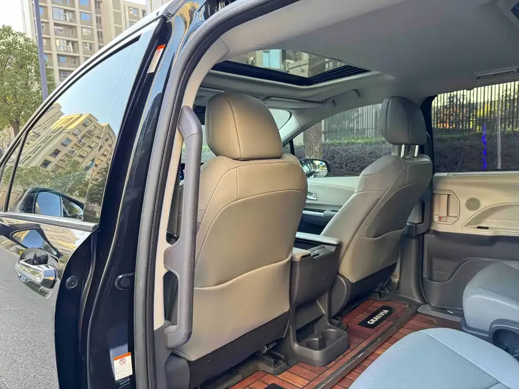 Toyota Granvia — фото 5