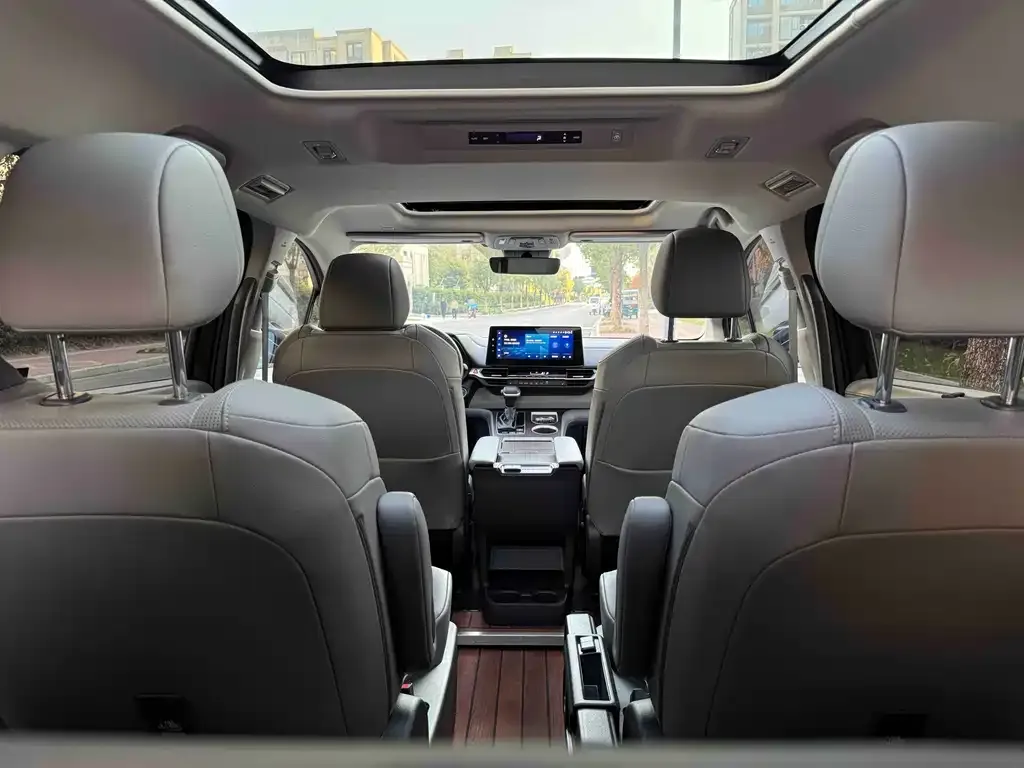 Toyota Granvia — фото 8
