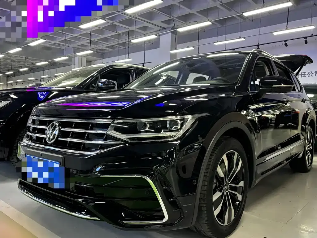 Volkswagen Tiguan L — фото 1