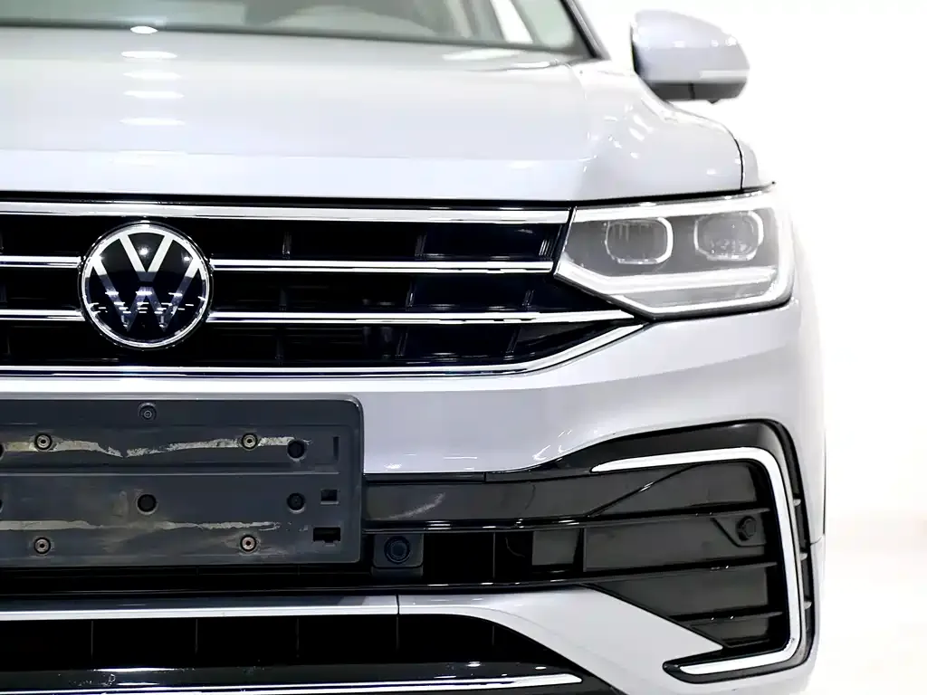 Volkswagen Tiguan L — фото 10