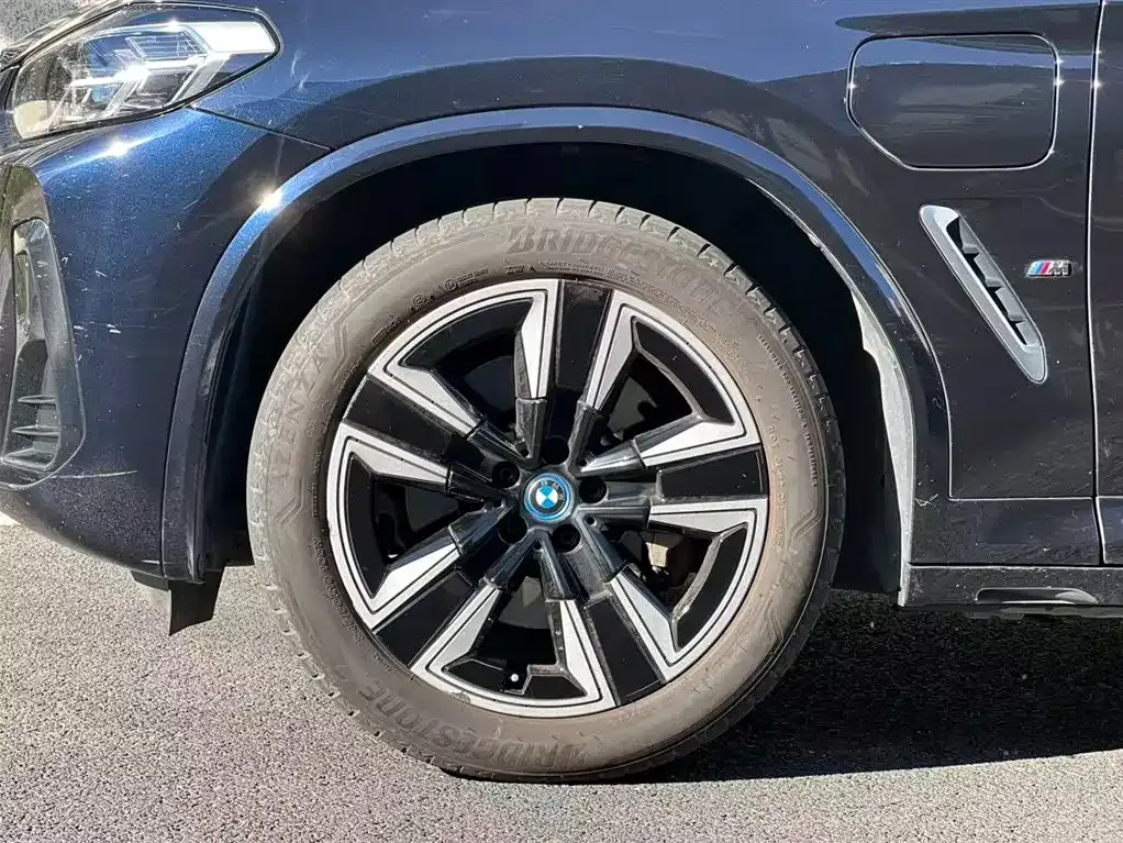 BMW iX3 — фото 7